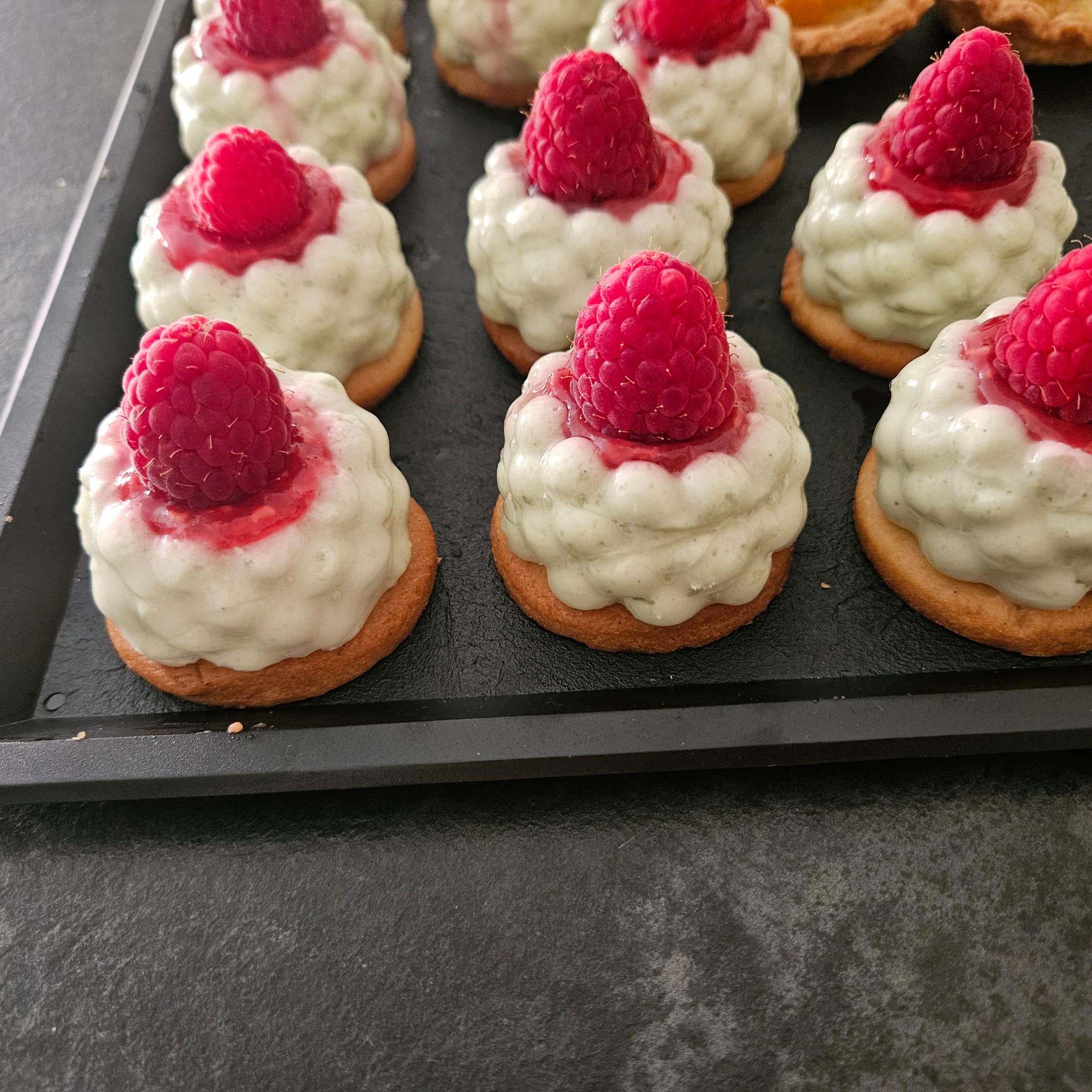 Mousse Pistache Insert et confit Framboise biscuit sablé Vanille